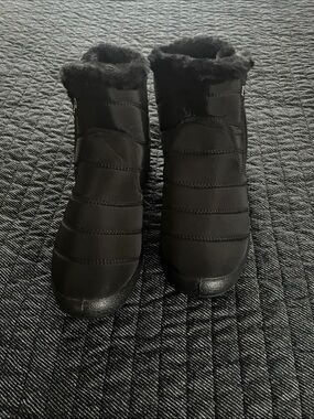 BJ Women's Black QuiltedRain/Winter Ankle Boots with Zipper